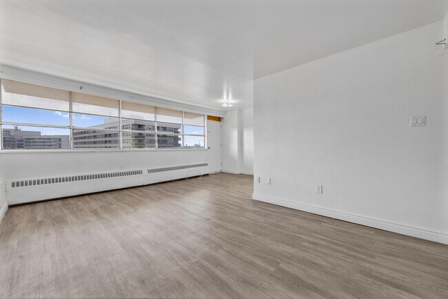 Building Photo - 65 Thorncliffe Park Dr