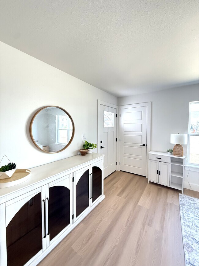 Building Photo - 1162 W Cato Springs Rd