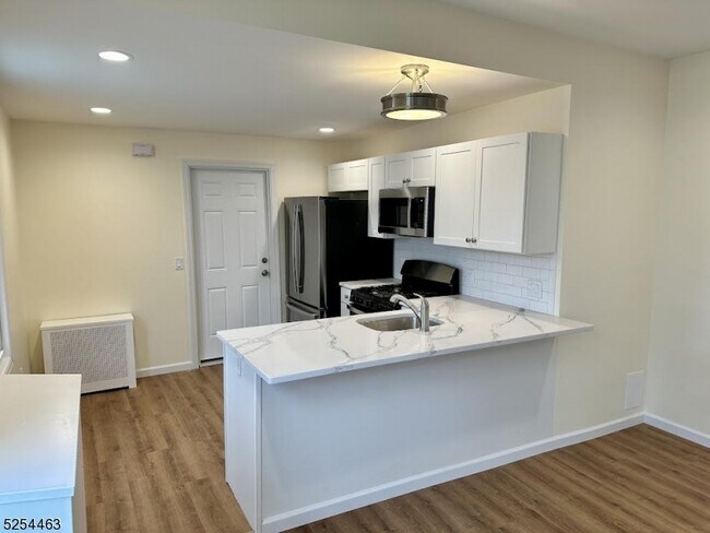 Building Photo - 55 Walnut St