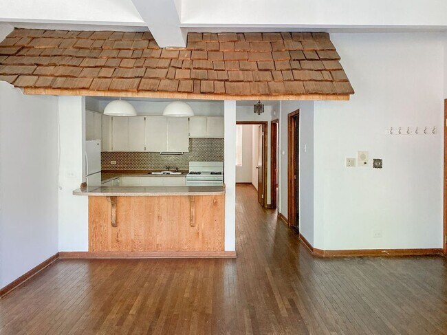 Building Photo - 875 W Lill Ave