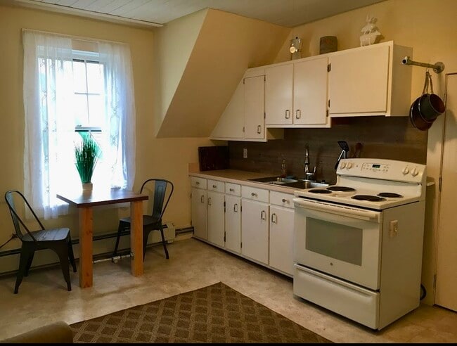 Building Photo - 3 Lareau Ct