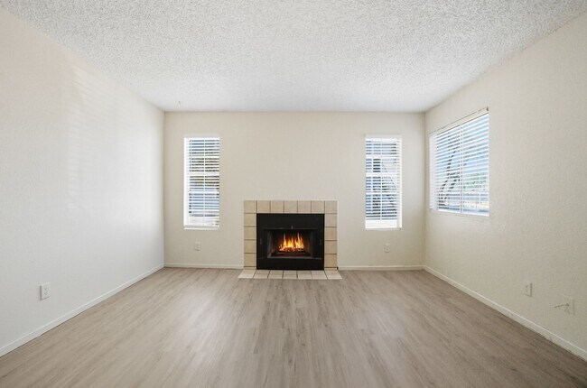 Foto del edificio - Charming 2-Bedroom Downstairs Unit with Fi...