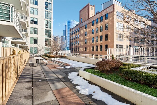 Foto del edificio - 909 W Washington Blvd