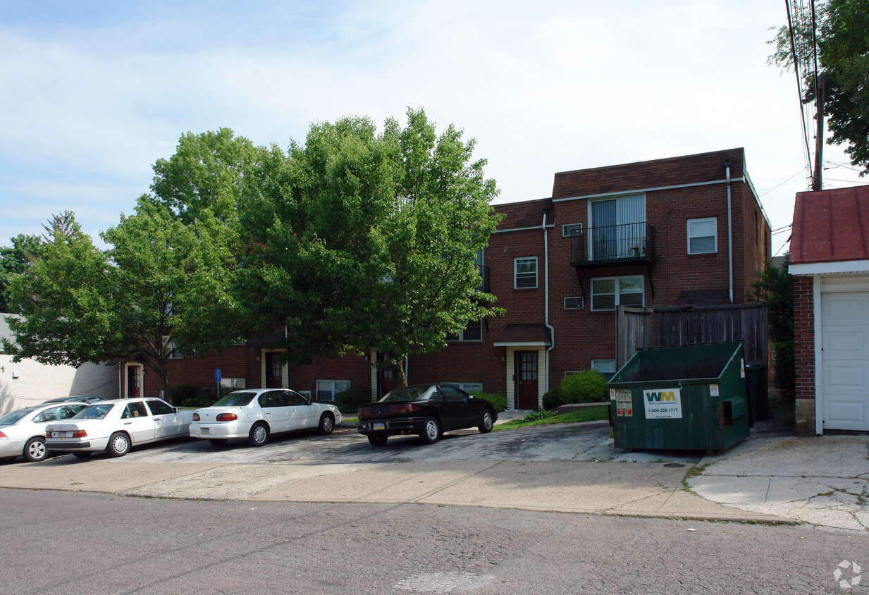Foto del edificio - 309-317 W Poplar St