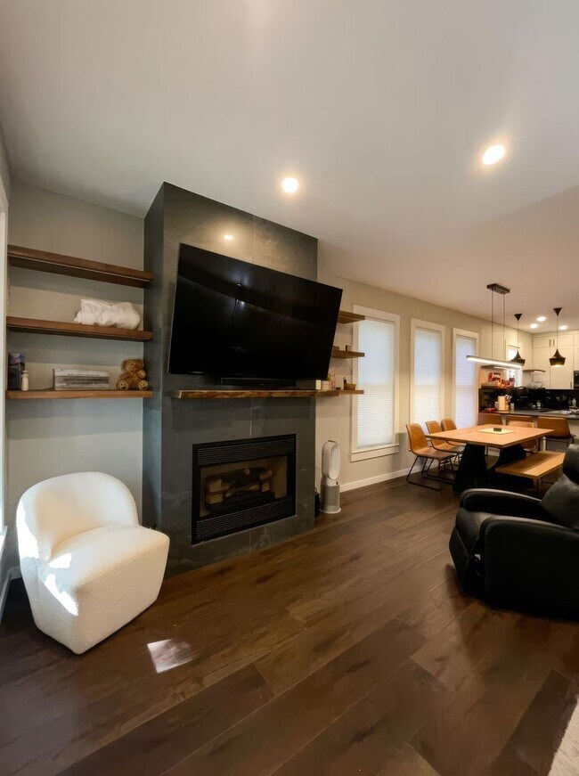 Foto del edificio - Furnished! In town! Walk to everything! Recently updated!