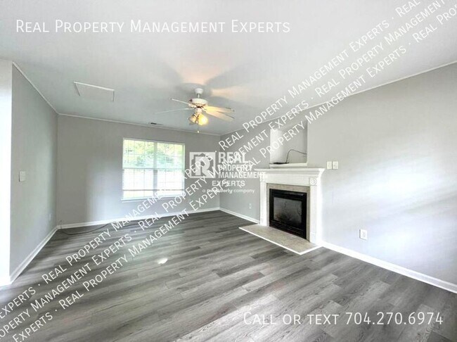 Building Photo - Charming 3 Bed/2.5 Bath Two Story Home!