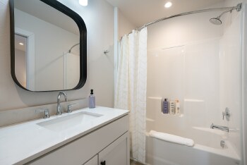 Building Photo - All utilities included & Move in ready!