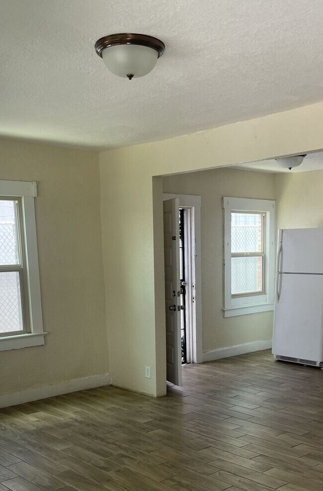 Building Photo - Call now!