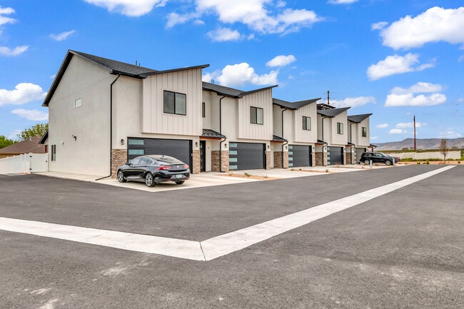 Photo - 681-628 28 Rd Townhome