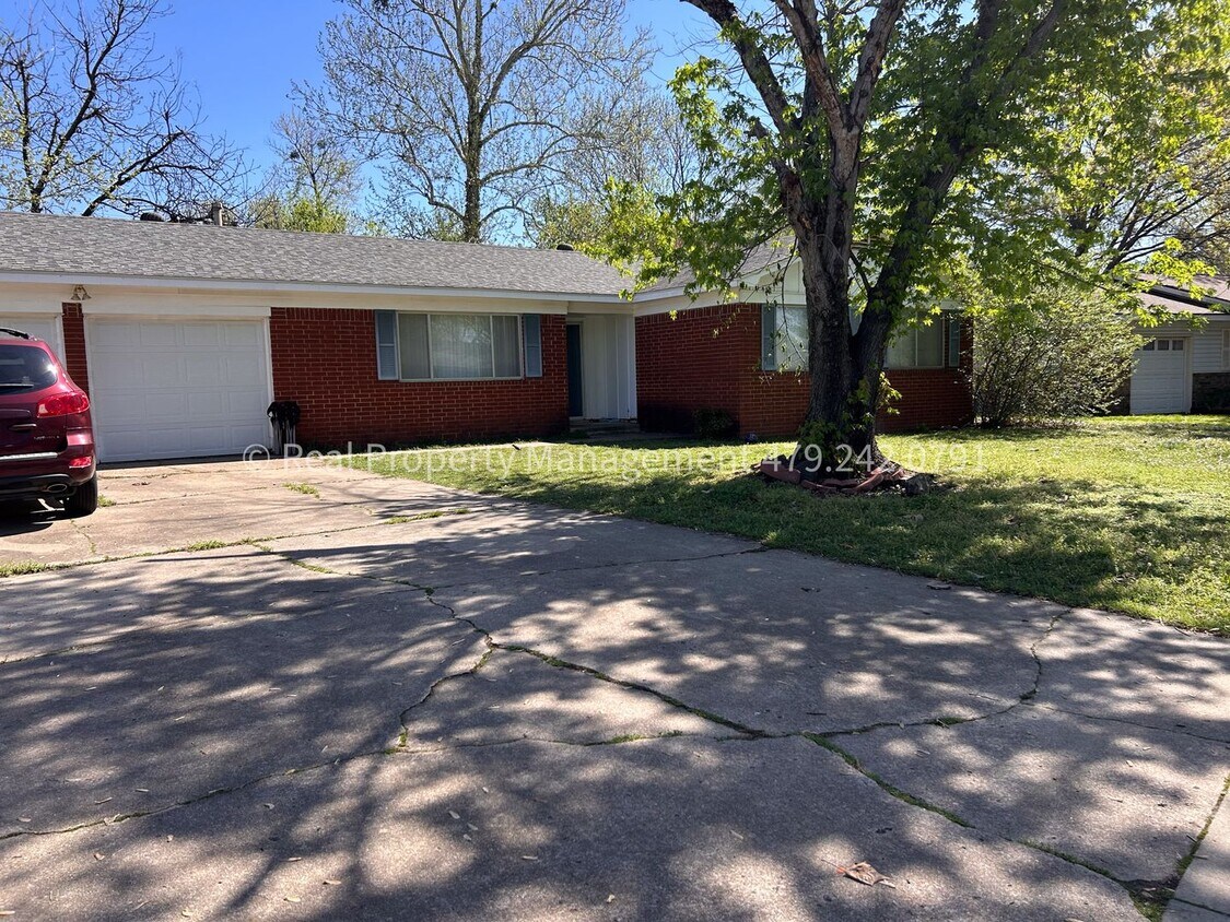 Building Photo - Coming in MAY! 3 Bed 1.5 Bath House in Sou...