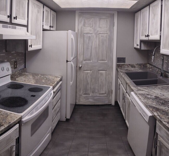 Building Photo - Great Location - Leafy Sandy Condo