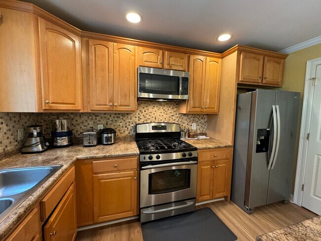 Foto del edificio - Spacious 2.5 Bed, 1.5 Bath Townhouse in Ch...