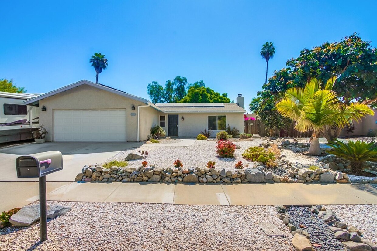 Foto principal - Beautiful 3 Bedroom + Den Home in the Foot...