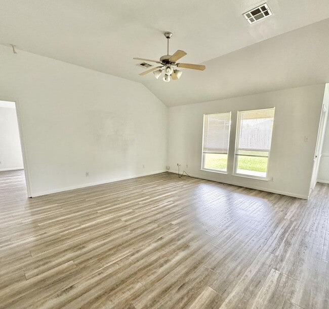 Foto del edificio - 3 Bed/ 2 Bath on 7810 Hawthorne