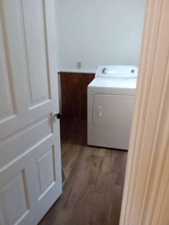 Laundry - 614 S Wenona St