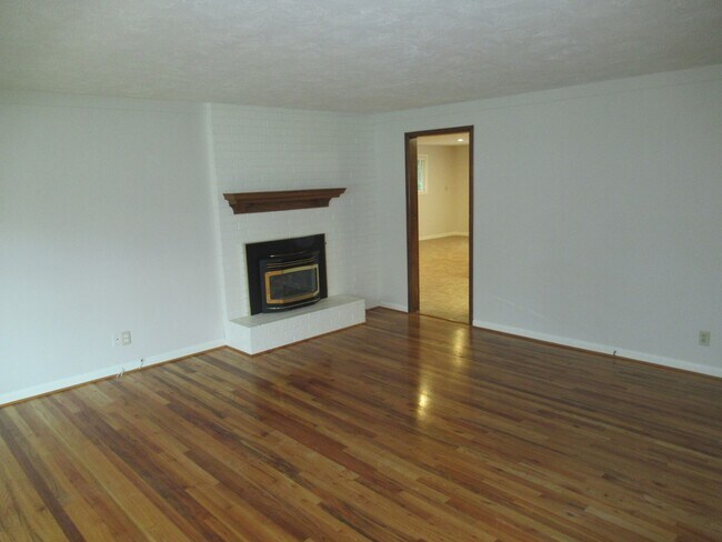 Foto del edificio - Four Bedroom Home in the Hills of South Salem