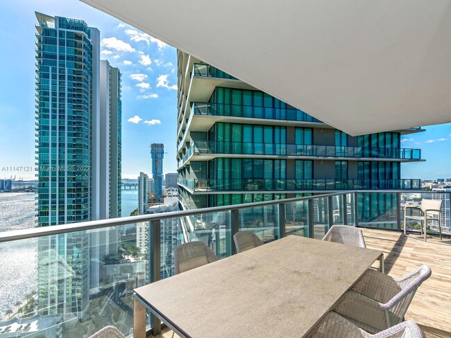 Foto del edificio - 650 NE 32nd St