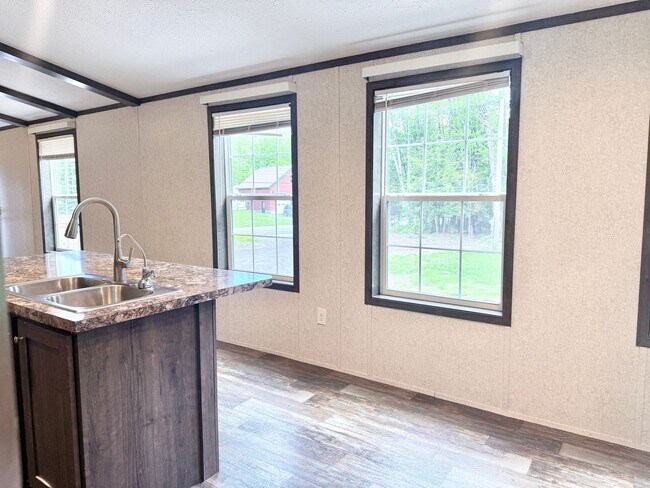 Foto del edificio - Nearly new 3 bedroom mobile home on a big ...
