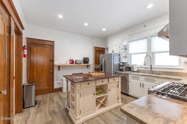 Foto del edificio - 106 N Pine Ave