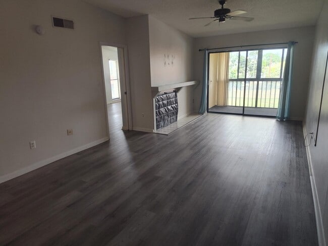 Family room - 2440 Winding Creek Blvd