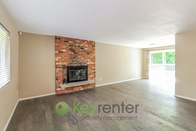 Building Photo - Spacious 4 Bedroom with Open Floor Plan and AC