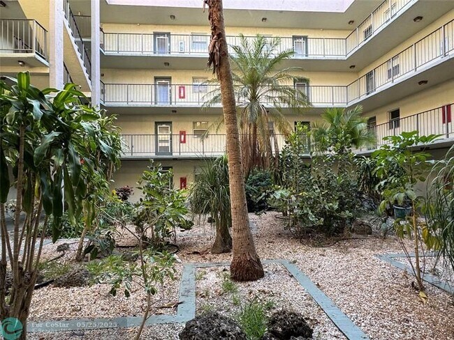 Building Photo - 1800 N Lauderdale Ave