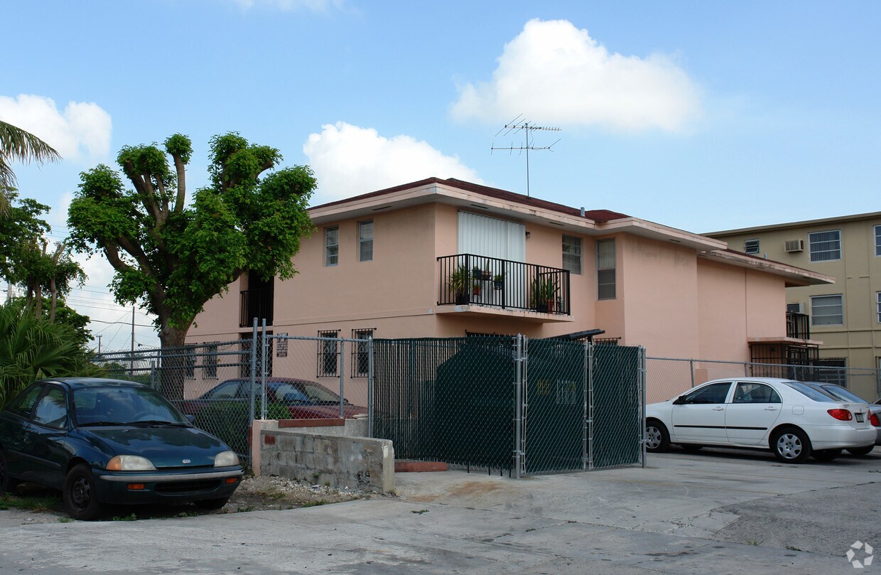 Building Photo - 2757 SW 10th St