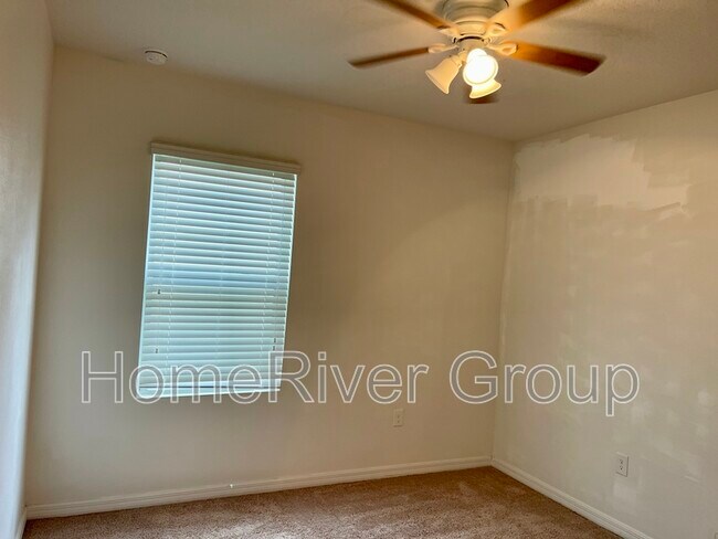 Foto del edificio - 513 Squires Grove Dr