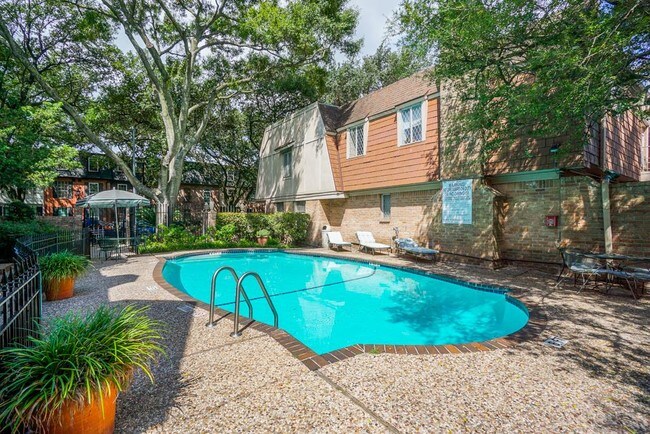 Building Photo - 454 N Post Oak Ln