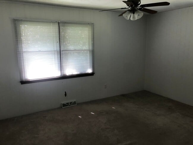 Building Photo - Quaint 2 bedroom perched atop 1.7 wooded a...