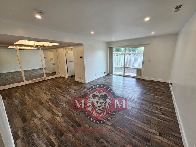 Building Photo - 5704 S Waterbury Way