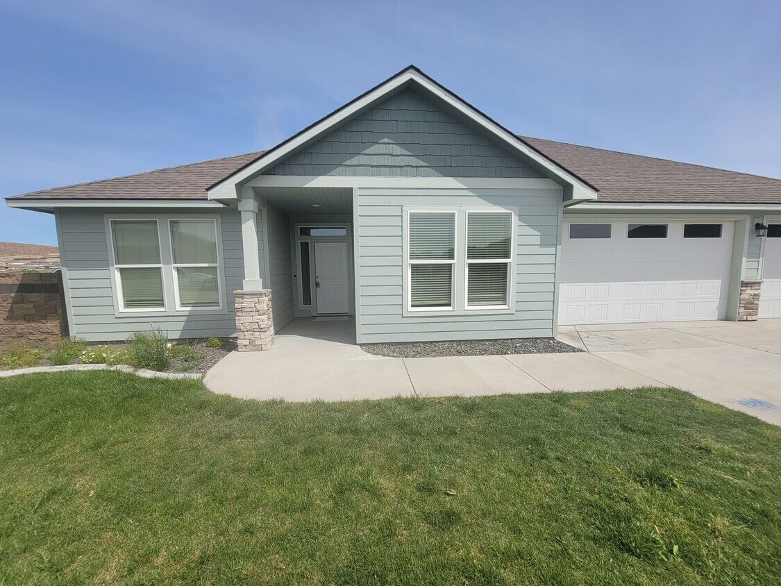 Primary Photo - Stunning New Build in Kennewick – Spacious...
