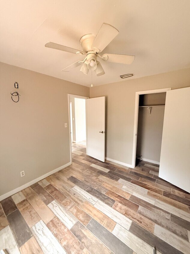 Foto del edificio - 1221 W Alden Ave