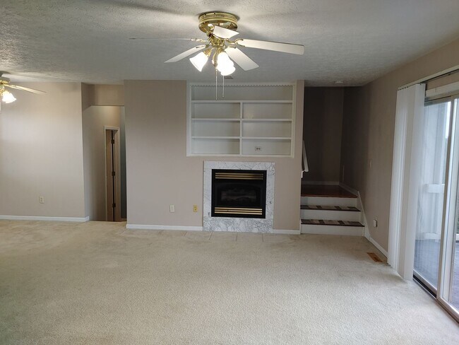 Building Photo - 2 BEDROOM CONDO - ALL UTILITIES PAID