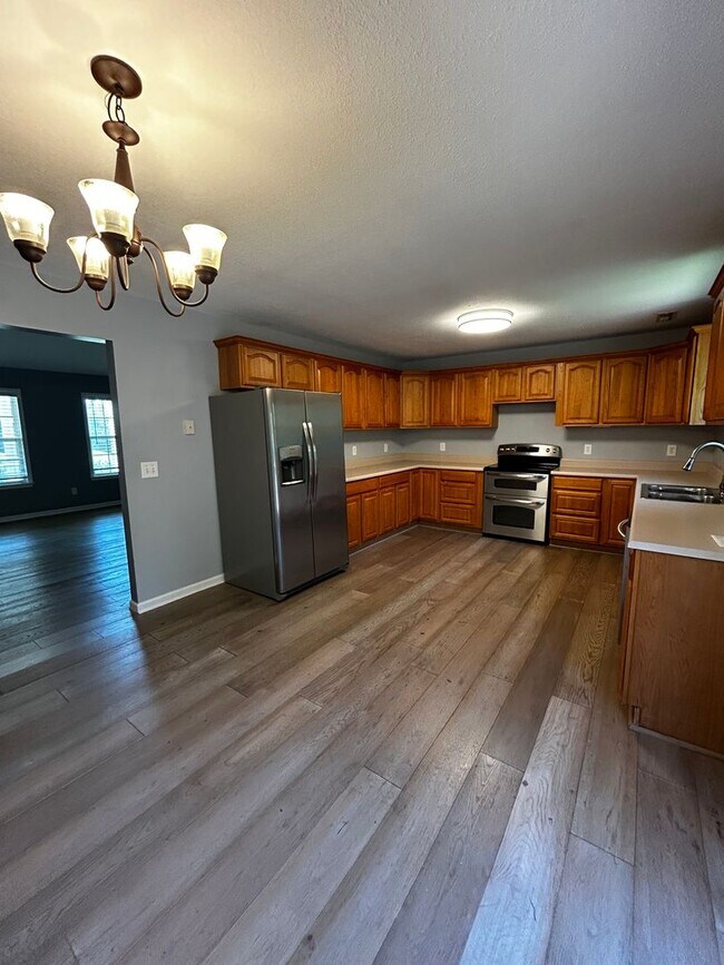 Building Photo - 3 Bed, 2 Bath, HUGE Basement Garage in Cha...