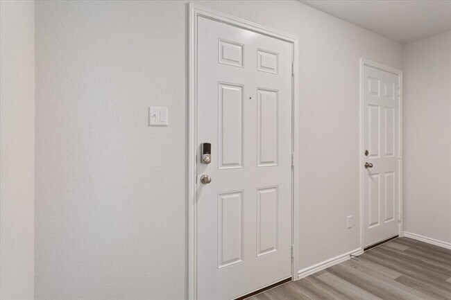 Building Photo - 1122 Newey Cir