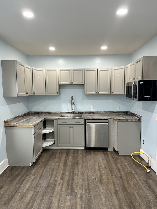 Building Photo - 270 Dewitt St