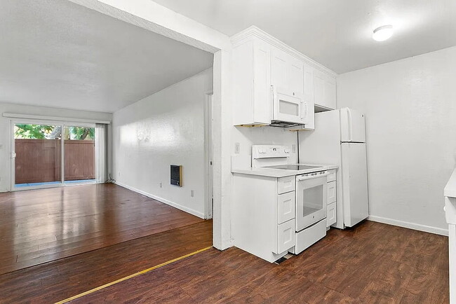 Photo - "Chic 1-Bedroom Haven in Santa Ana – 700 Sq Ft of Modern Comfort!" Apartment