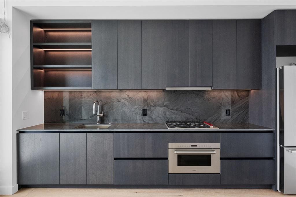 Primary Photo - 610 Davis St