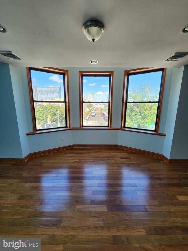 Foto del edificio - 1338 W Girard Ave