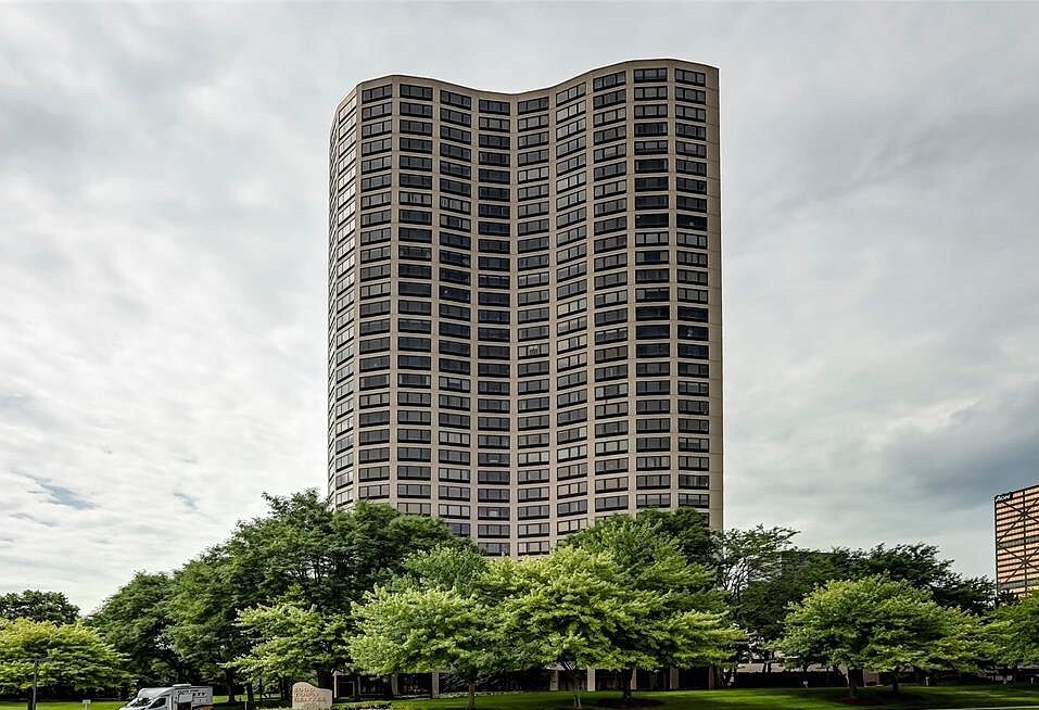 Primary Photo - 5000 Town Ctr