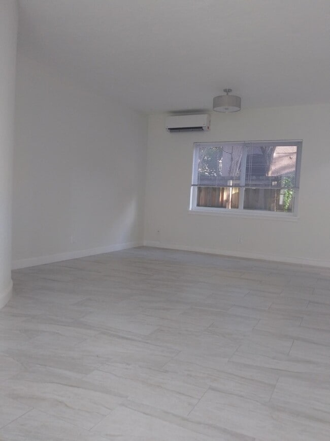 Living Room/Dining Area - 206 NE 16th Ave