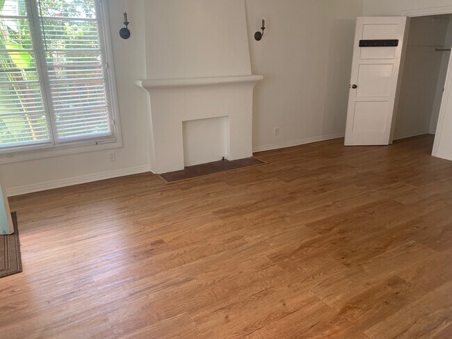 Spacious living rm - view 3 - 455 S Palm Dr
