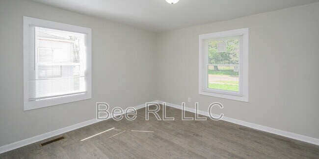 Building Photo - 577 68th Pl N