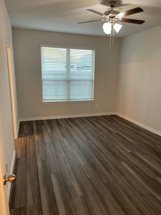 Foto del edificio - 843 Mineral Wells Ln