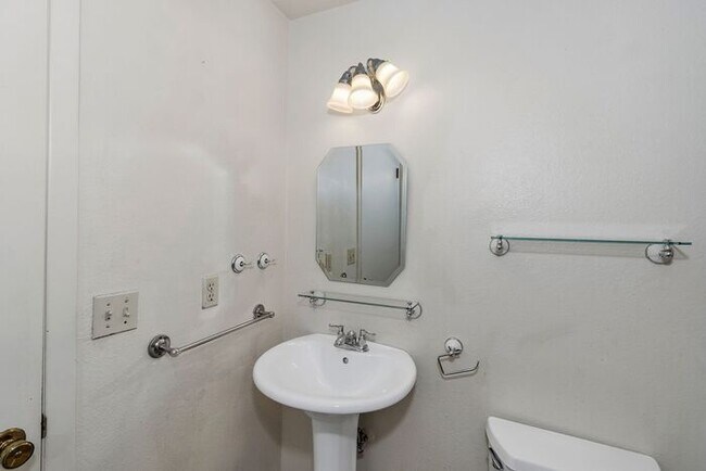 Foto del edificio - Cozy 2-Bedroom Condo Near CMU & St. Mary’s...