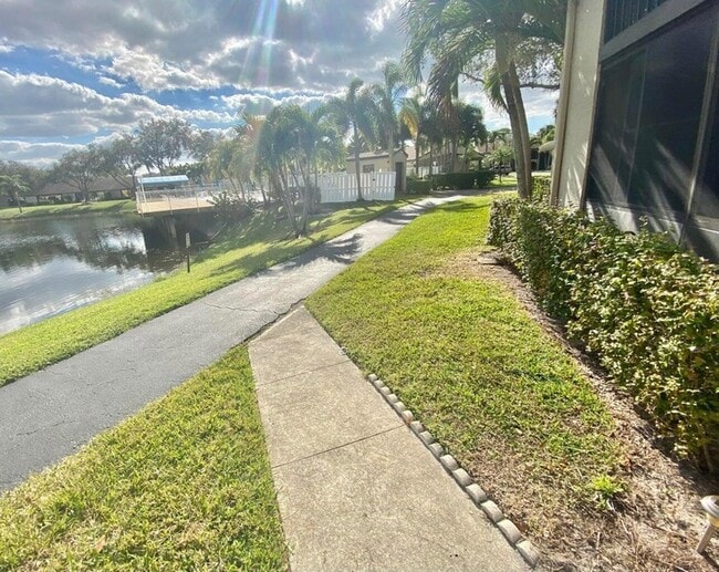 Foto del edificio - 536 Shady Pine Way