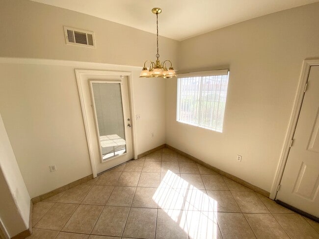 Building Photo - 3/BD 2/BA First-Floor Condo in Gated Commu...