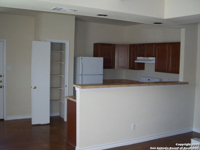 Foto del edificio - 3 Bedroom and 2.5 Bathroom located in The ...