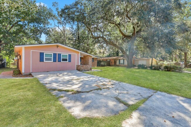 Foto del edificio - Ranch Home off of Skidaway Rd.